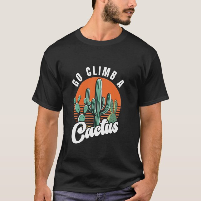Gå och klättra A Cactus Retro Saguaro Cactus T Shirt (Framsida)