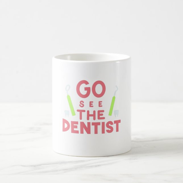 "Gå och se dentisten: Bright Smiles Ahead! T-Shirt Kaffemugg (Center)