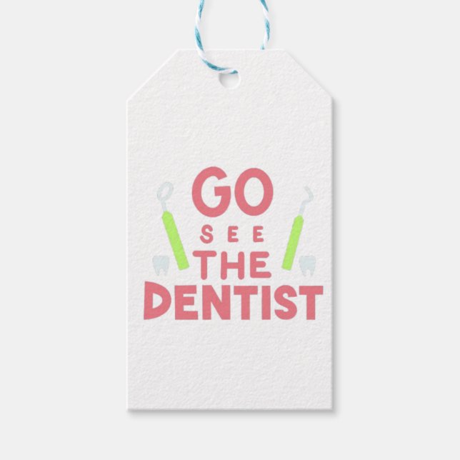 "Gå och se dentisten: Bright Smiles Ahead! T-Shirt Presentetikett (Framsidan)