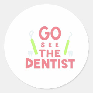 "Gå och se dentisten: Bright Smiles Ahead! T-Shirt Runt Klistermärke