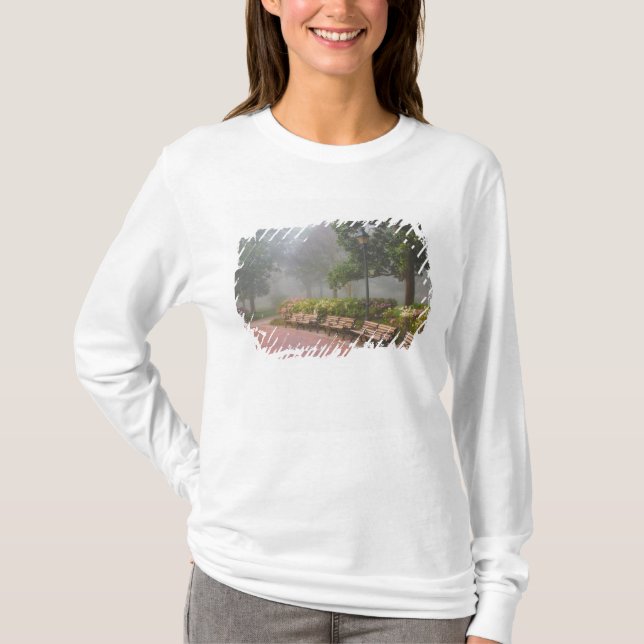 GA Savannah, Azaleas längs tegelsidewalden och T Shirt (Framsida)