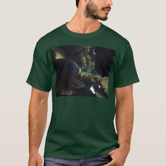 Gå slappt och bär en stor fisk tee shirt