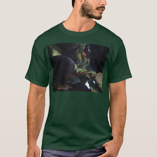 Gå slappt och bär en stor fisk tee shirt (Framsida)