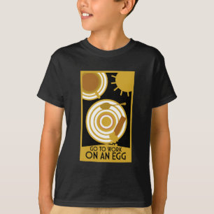 Gå till arbetet med en äggväggskonst t shirt