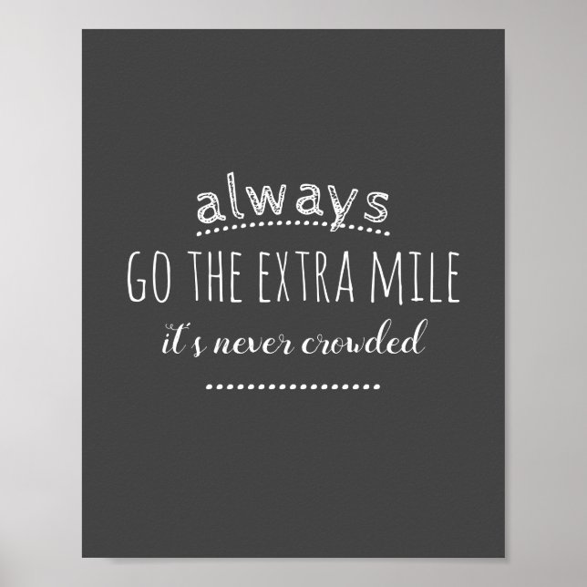 Gå till extra miles motivationcitat på grått poster (Framsidan)