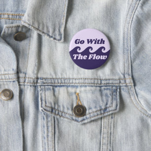 Gå till Flow Menstruation Lila Wave Slogan Knapp