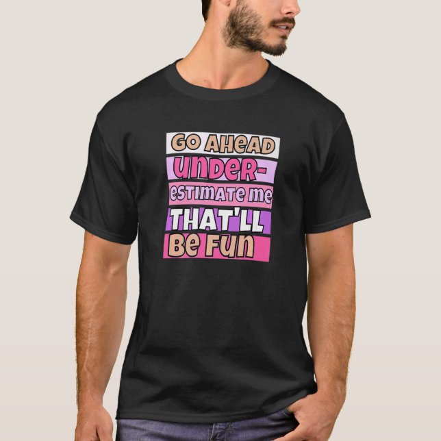 Gå vidare och underskatta mig att det blir Roligt  T Shirt (Framsida)
