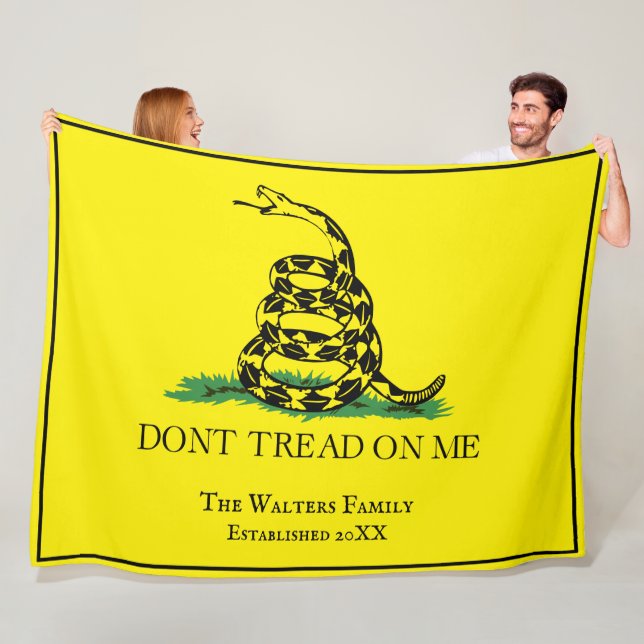 Gadsden Flagga Går inte på Me Family Namn Estd Dt Fleecefilt (På plats)