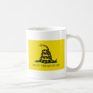 Gadsden flagga - inte gå på mig - rullad ihop or kaffemugg