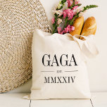 Gaga Grandma Roman Numeral Year Tygkasse<br><div class="desc">En modern minimalistisk väska för att fira en chic mormor,  den här rena,  minimala toten innehåller "Gaga" eller ditt val av smeknamn i svart smekif-skrift. Anpassa med året som hon blev en mormor under elegantens romerska siffror för en chic.</div>