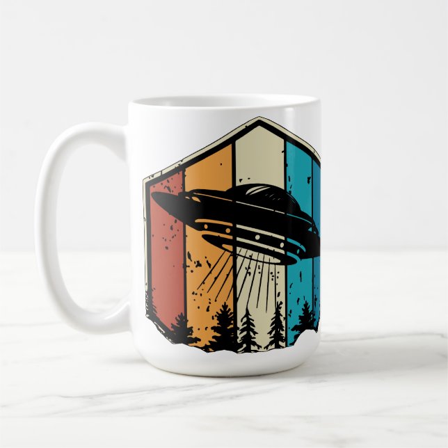 Galaktisk Dröm: UFO svävar över retro skog Kaffemugg (Vänster)
