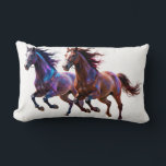 Galaktiska Löpnde Neon Mystiska Hästar  Par Fantas Lumbarkudde<br><div class="desc">Två majestätiska hästar galopperar i full hastighet i levande fantasistil: en rik kastanjebrun med magenta manhårshöjdpunkter,  den andra djup lila med lysande neon blå-cyan aura.</div>