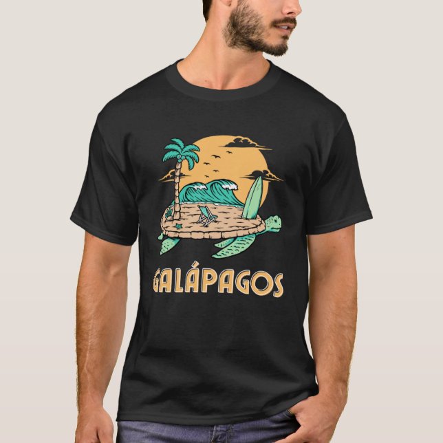 Galapagos Islands Sea Turtle Surfing Beach T Shirt (Framsida)