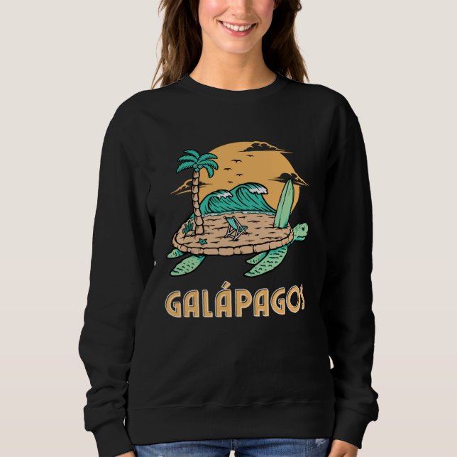 Galapagos Islands Sea Turtle Surfing Beach T Shirt (Framsida)