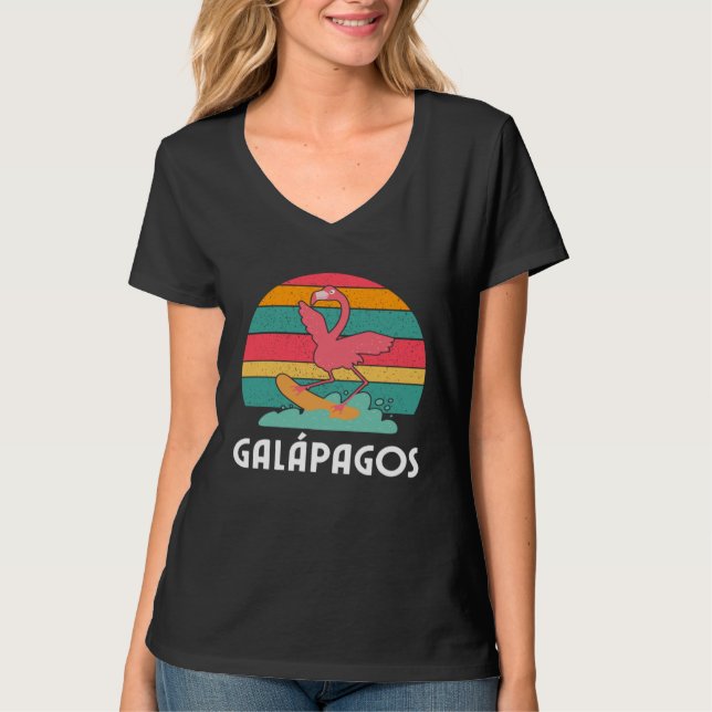 Galapagos Souvenir Flamingo Surfing T Shirt (Framsida)