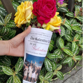 Galentines Day Newspaper Flower Bouquet Läppar Presentpapper
