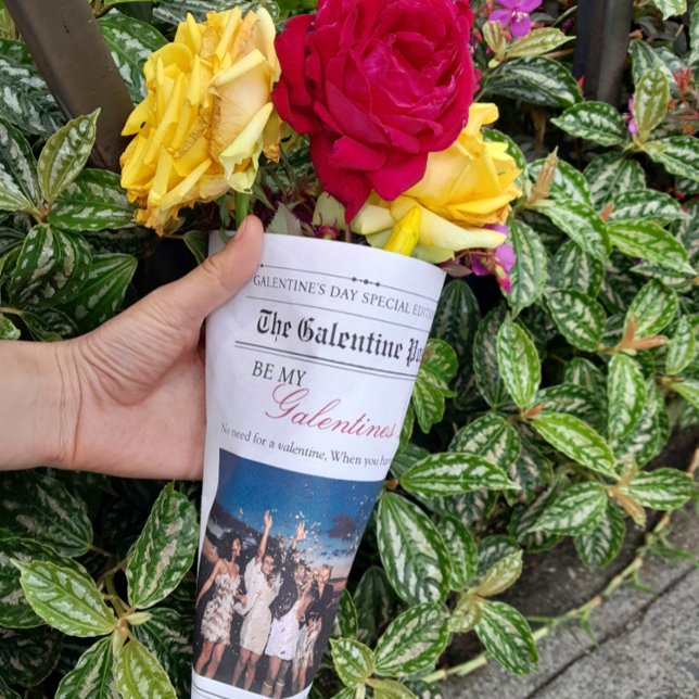 Galentines Day Newspaper Flower Bouquet Läppar Presentpapper (Galentines Day Newspaper Flower Bouquet Lips Wrapping Paper)