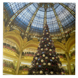 Galeries La Fayette på jul, Paris, frankrike Kakelplatta