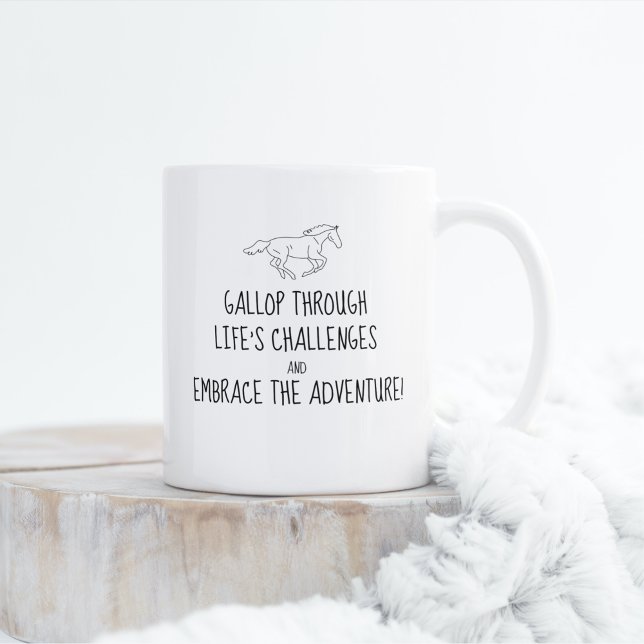 Gallop genom Lifes utmaningar Mugg (Gallop through life's challenges and embrace the adventure, minimalist horse galloping)