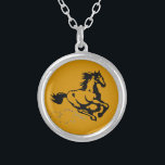 Galloping Horse Vild och Free Silverpläterat Halsband<br><div class="desc">En fantastisk illustration på en galopperande häst. Hästen är en gyllene kastanjbrun färg med svart mane och svan. Han kan se galopperande snabbt med moln av damm som sparkas upp av hans häl. Hans mane och svan flyger i bryggan. Underbar för hästälskare.</div>