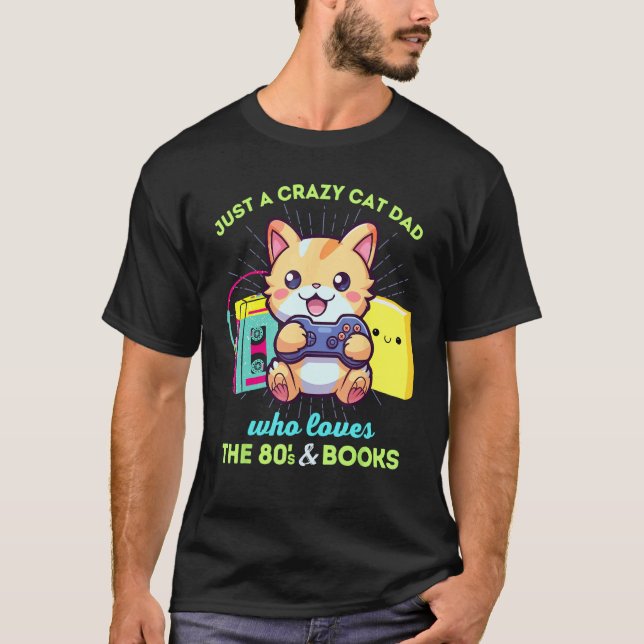 Galna kattpappa som älskar spelböcker & 80-talet t shirt (Framsida)