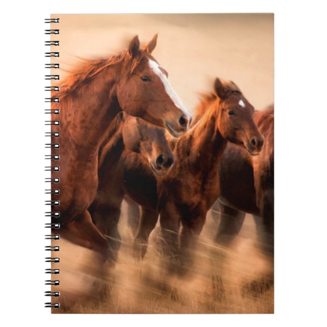 Galopperande hästar, rörelseoskärpa och fladdrande anteckningsbok med spiral (Framsidan)
