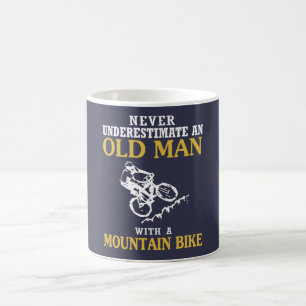 GAMAL MAN MED EN MOUNTAINBIKE KAFFEMUGG