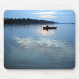 Gamal man och flod musmatta