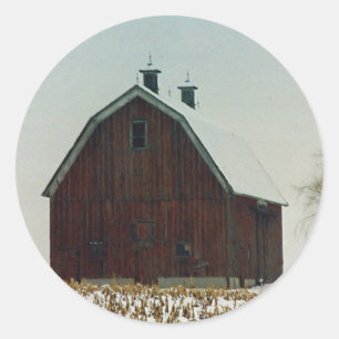 Gambrel Tak Barn på en snödag Runt Klistermärke