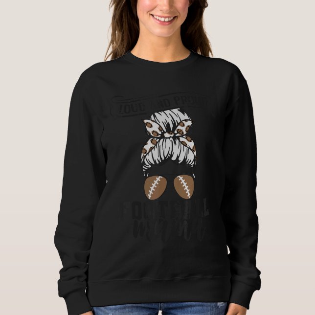 Game Day Messy bun Loud and Proud Football Mama T Shirt (Framsida)