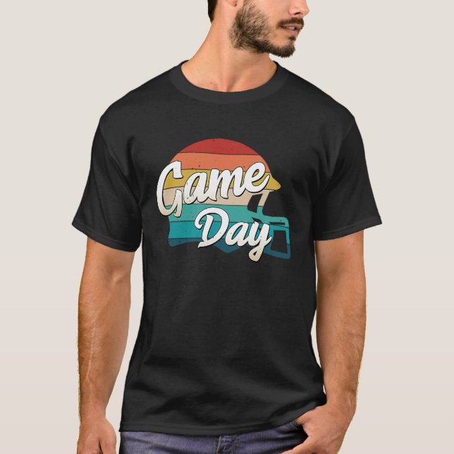 Game Day Retro Football Helmet Coach Player Team M T Shirt (Framsida)