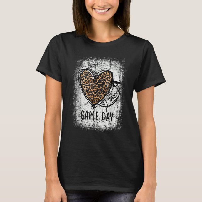 game day with leopard heart football  mom bleached t shirt (Framsida)