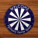 Game Dorm Room Navy Blue White Man Cave Pub Game N Darttavla<br><div class="desc">Skapa en egen anpassningsbar, personlig, roligt, coola, snyggt, marin blå och vit färg, vitt typsnitt / typografi / skript / text, reglerande storlek (18" diameter, 1" h) aluminiumburk ram metall. Den kommer med sex pilgrimsmördare (3 amerikanska flagga och 3 brittiska startsflyg). Du kan montera den var som helst - ovanför...</div>