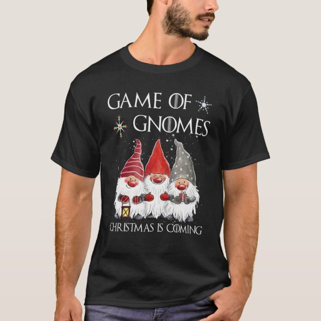 Game Of Gnomes Christmas Is Coming Elf Christmas P T Shirt (Framsida)