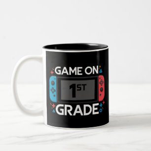 Game On 1:a klass tillbaka till skolan rolig gamer Två-Tonad Mugg