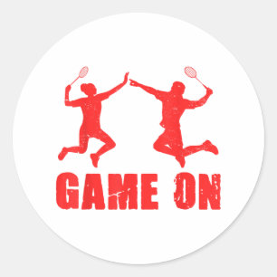 Game On Grafisk Badmintonspelare Shuttle Sporter S Runt Klistermärke
