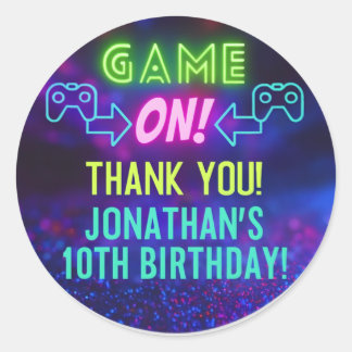 GAME ON! Neonspelsticker – Jonathans 10-årsdag Runt Klistermärke