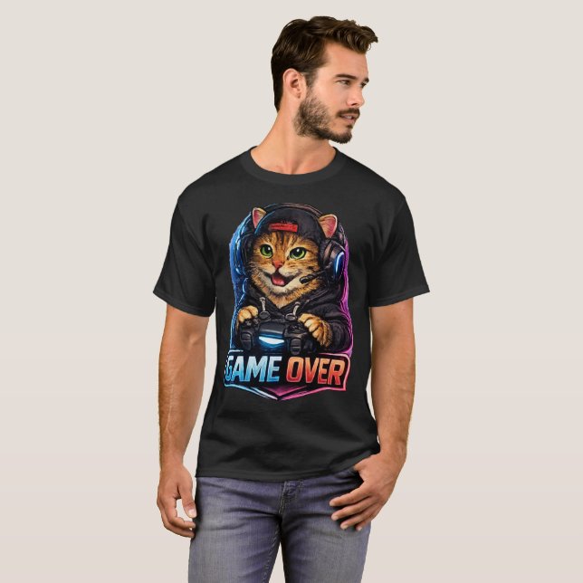 GAME OVER Cat T-Shirt – Neon Gaming Cat Controller (Hel framsida)
