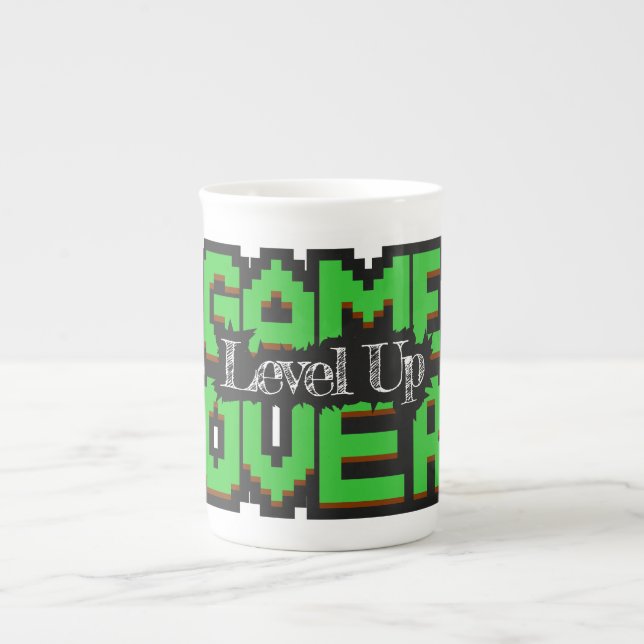 Game Over, Level Up: Pixelad Retro Spelvärld Benporslin Mugg (Framsidan)