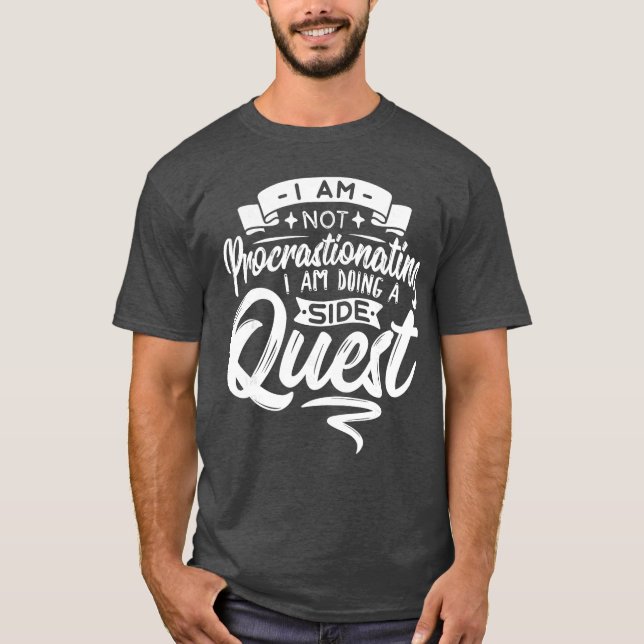 Gamer Procrastinating Doing A Side Quest Procrasti T Shirt (Framsida)