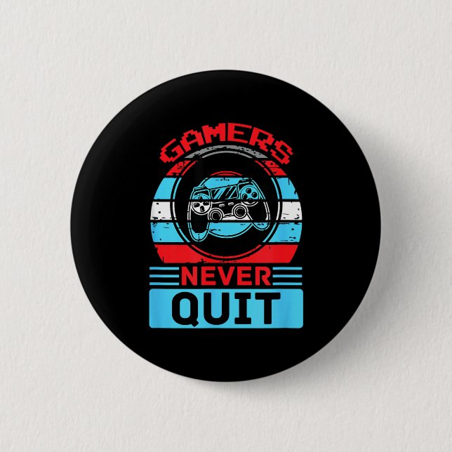 Gamers Never Quit Funny Gaming Quotes Gift For Rpg Knapp (Framsida)