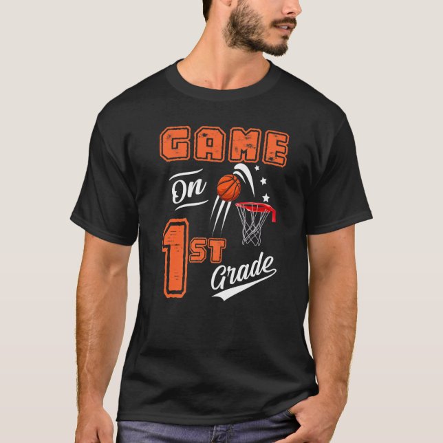 Games On First Grade Basketball First Day Of Schoo T Shirt (Framsida)