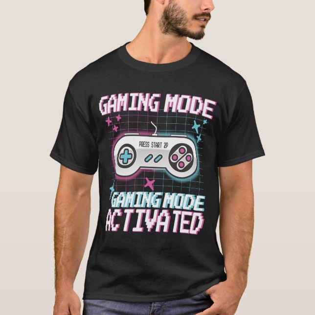 Gaming Mode Activated – Retro Pixel Controller Des T Shirt (Framsida)
