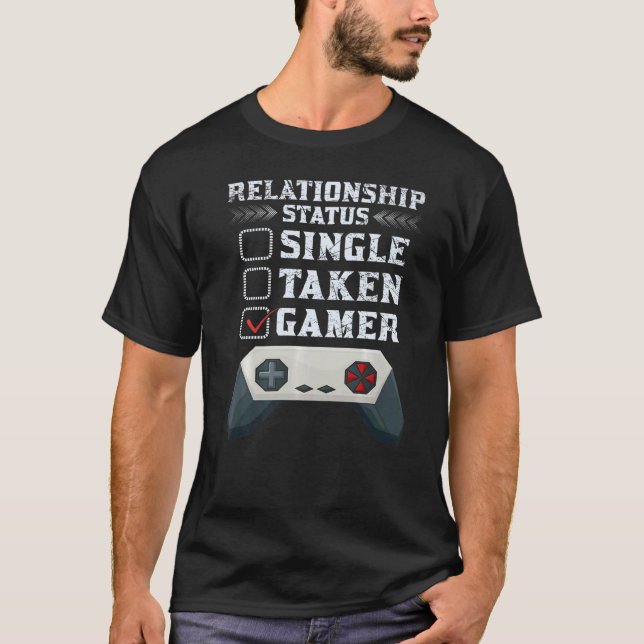 GAMING  RELATIONSHIP STATUS SINGLE TAKEN GAMER T SHIRT (Framsida)