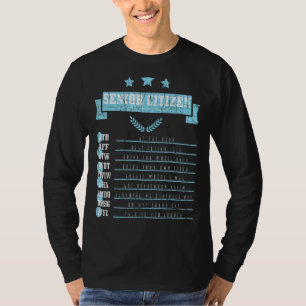 Gamla äldre äldre medborgare som texterar ostressa t shirt