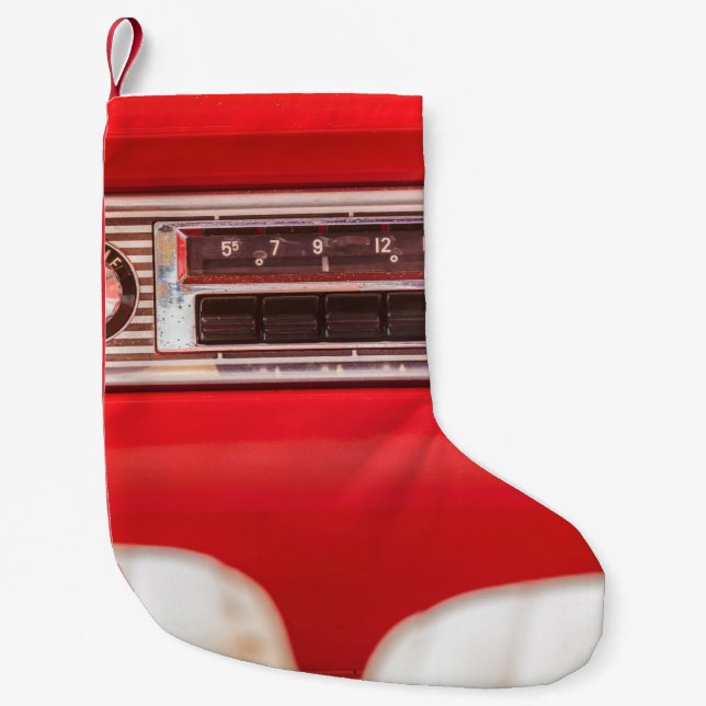 Gamla bilradion i en röd, klassisk amerikansk bil  liten julstrumpa (Framsidan)