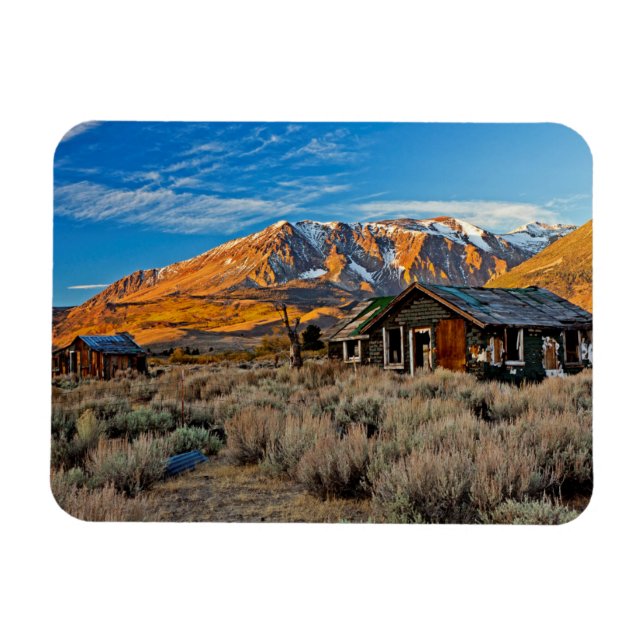 Gamla bondgårdar vid Hwy 395 i juni Sjö Magnet (Horisontell)