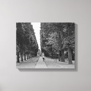 Gamla dam i parken i Paris på sommaren Canvastryck