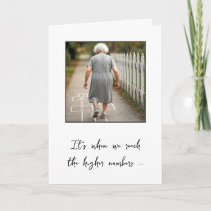 Gamla Dam spelar Hopscotch Birthday Humor Kort