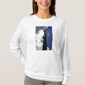 Gamla döda träd mot mörk grumlig himlar t shirt